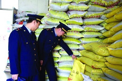 紅盾護(hù)農(nóng)行動 嚴(yán)查化肥銷售亂象，護(hù)航春耕生產(chǎn)安全